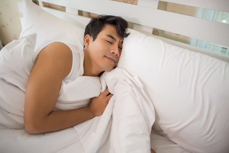 Đến nhà vợ sắp cưới, tôi sững sờ thấy người đàn ông lạ cởi trần trên giường
