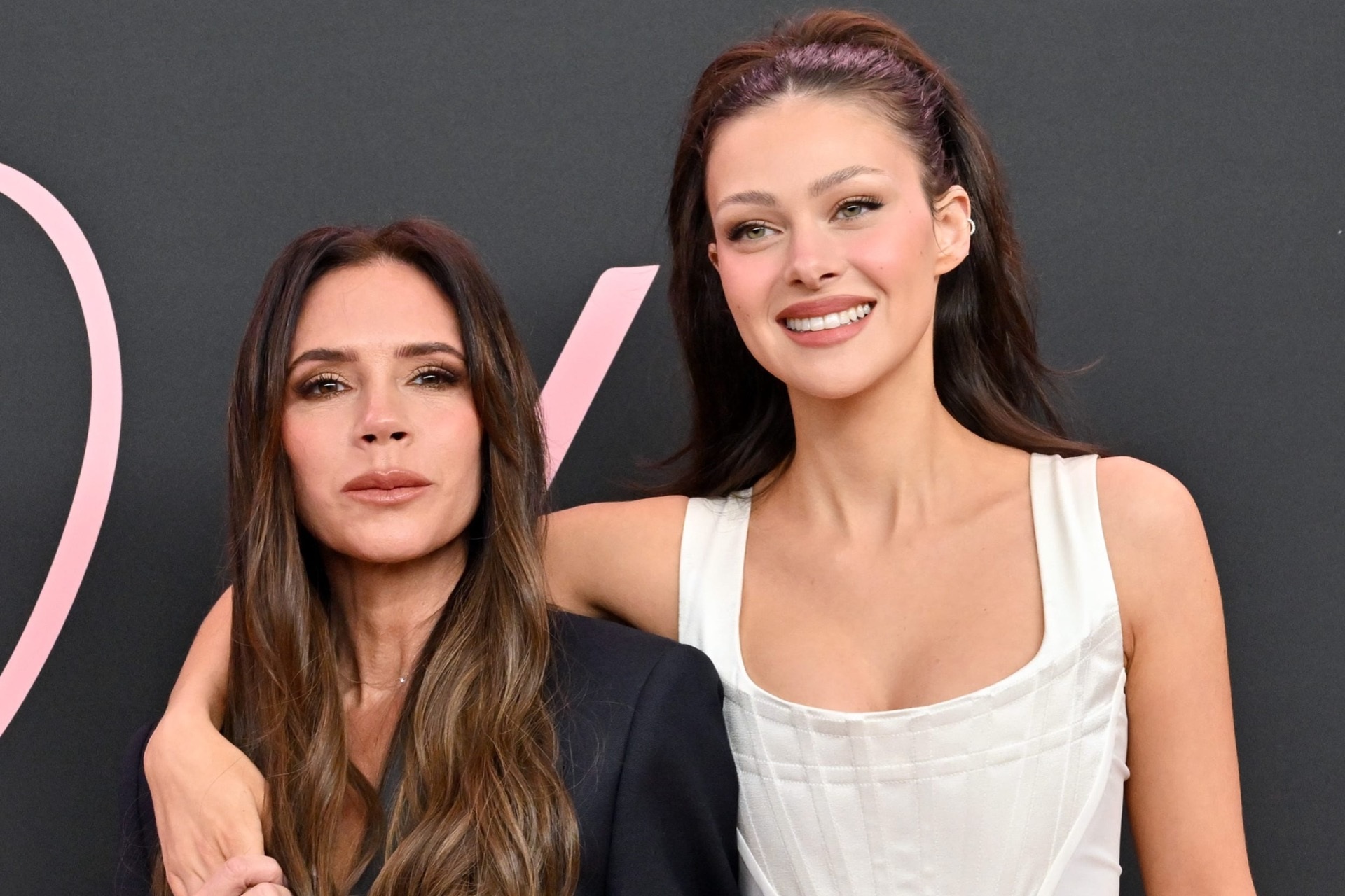 Victoria Beckham chủ động hàn gắn với con dâu, muốn gia đình sớm đoàn tụ