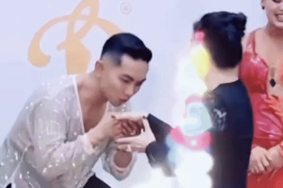 Khoảnh khắc Phan Hiển quỳ xuống hôn tay Khánh Thi khi nhận huy chương