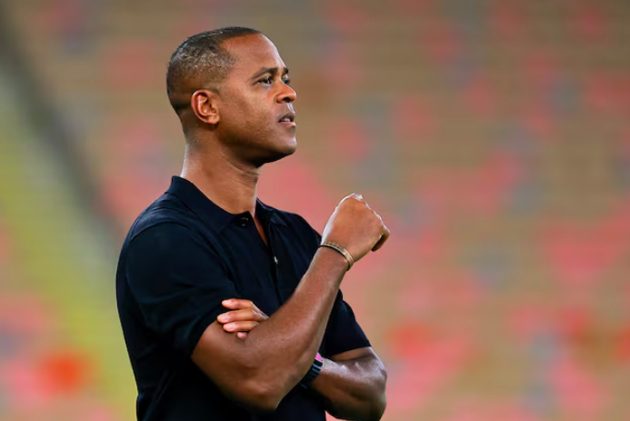 Liên đoàn bóng đá Indonesia sa thải HLV Kluivert