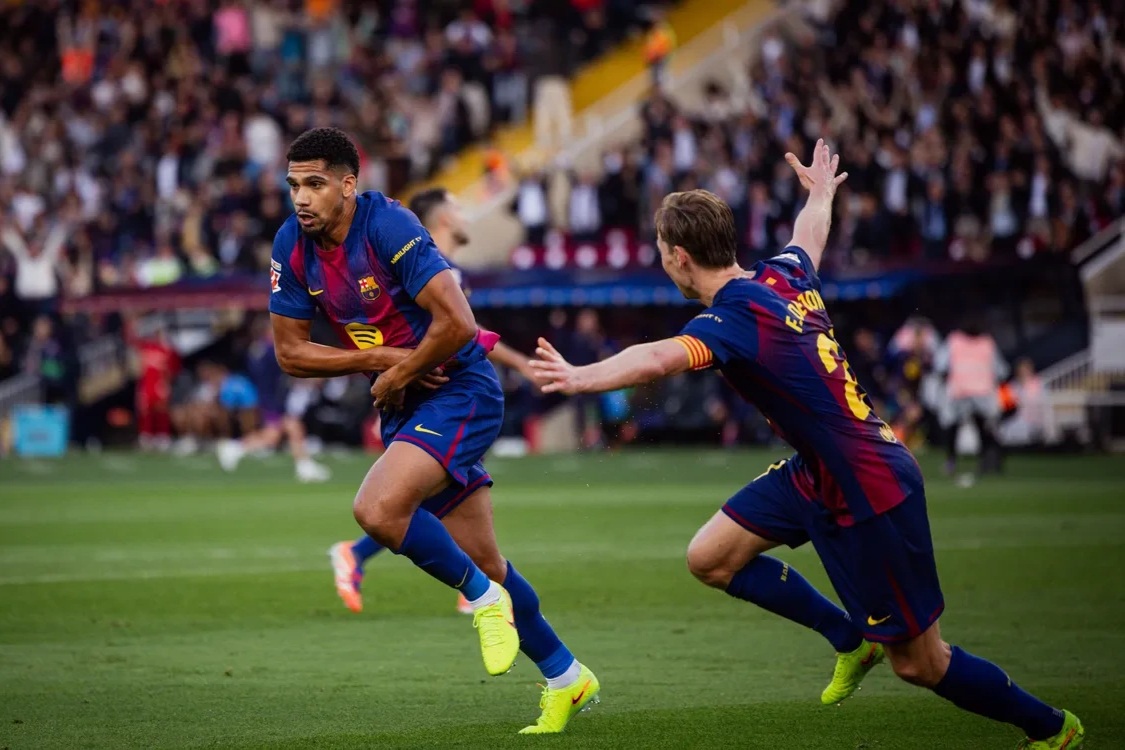 HLV Hansi Flick nhận thẻ đỏ, Barcelona giành 3 điểm nhọc nhằn