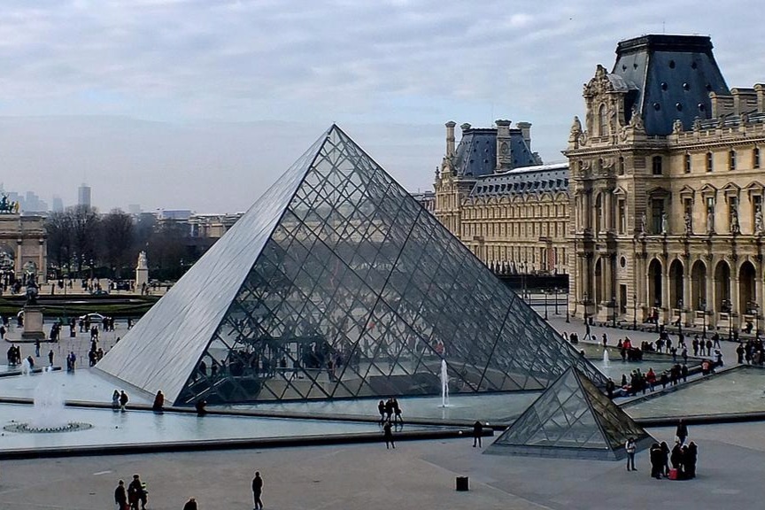 Băng cướp đột nhập Bảo tàng Louvre, lấy đi nhiều trang sức giá trị