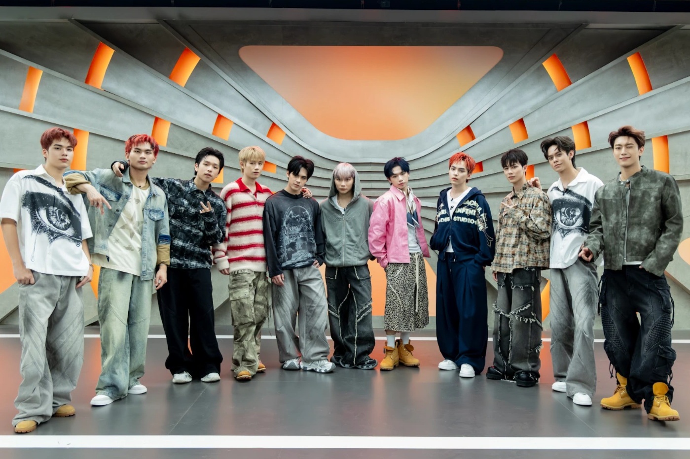 Nhóm tân binh Việt gặp sự cố khi đối đầu hai nhóm nhạc quốc tế