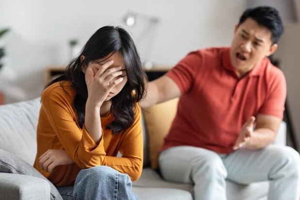 Bạn trai lao vào công ty làm một việc, tôi xấu hổ nghỉ việc ngay lập tức