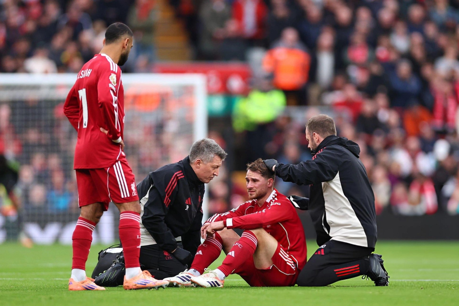 Tranh cãi dữ dội sau bàn thắng sớm của Man Utd trước Liverpool