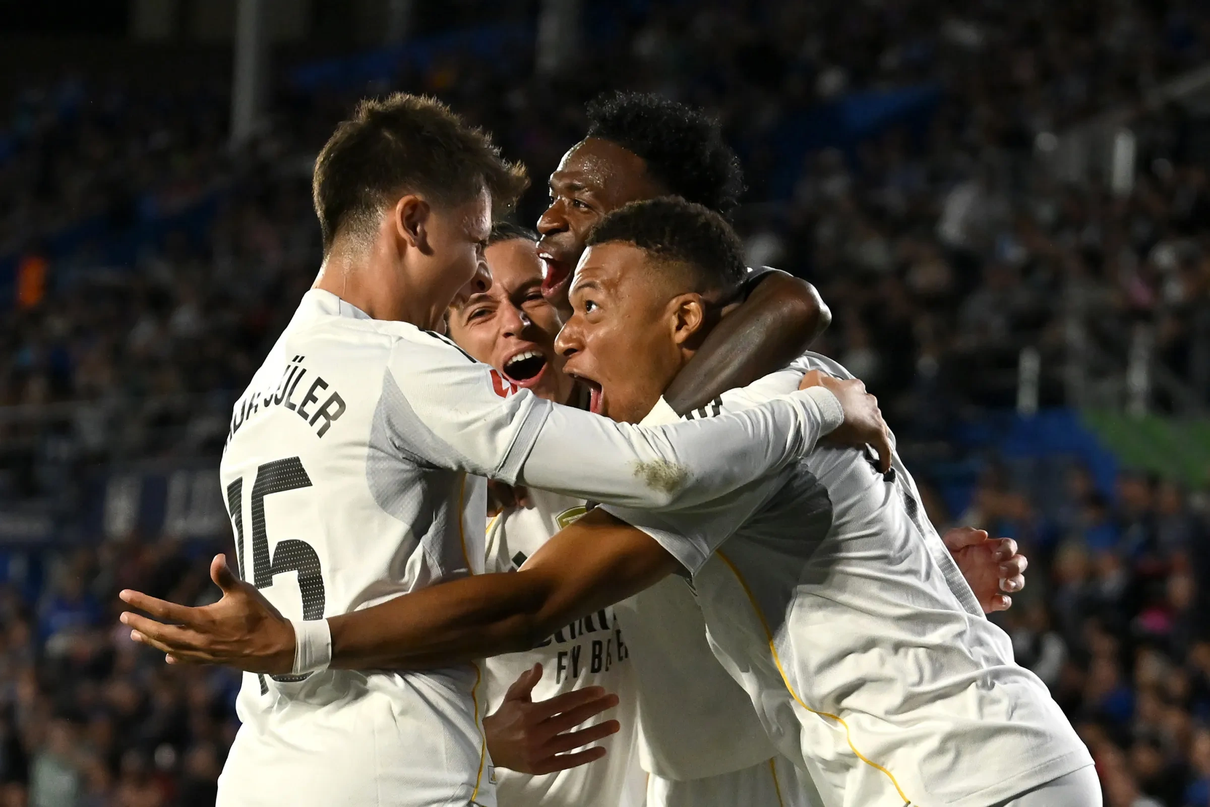 Mbappe lập công giúp Real Madrid lấy lại ngôi đầu bảng từ Barcelona