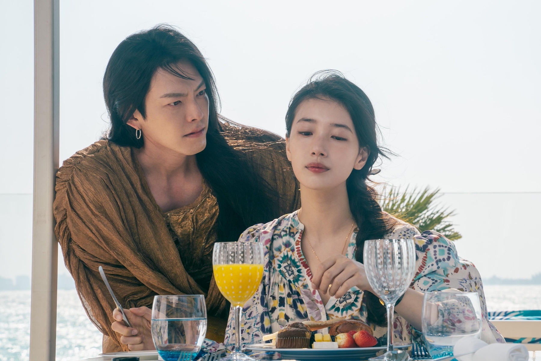 Bom tấn Hàn bị chê kỳ quặc, vô lý nhưng diễn viên đẹp vẫn "cứu" cả phim