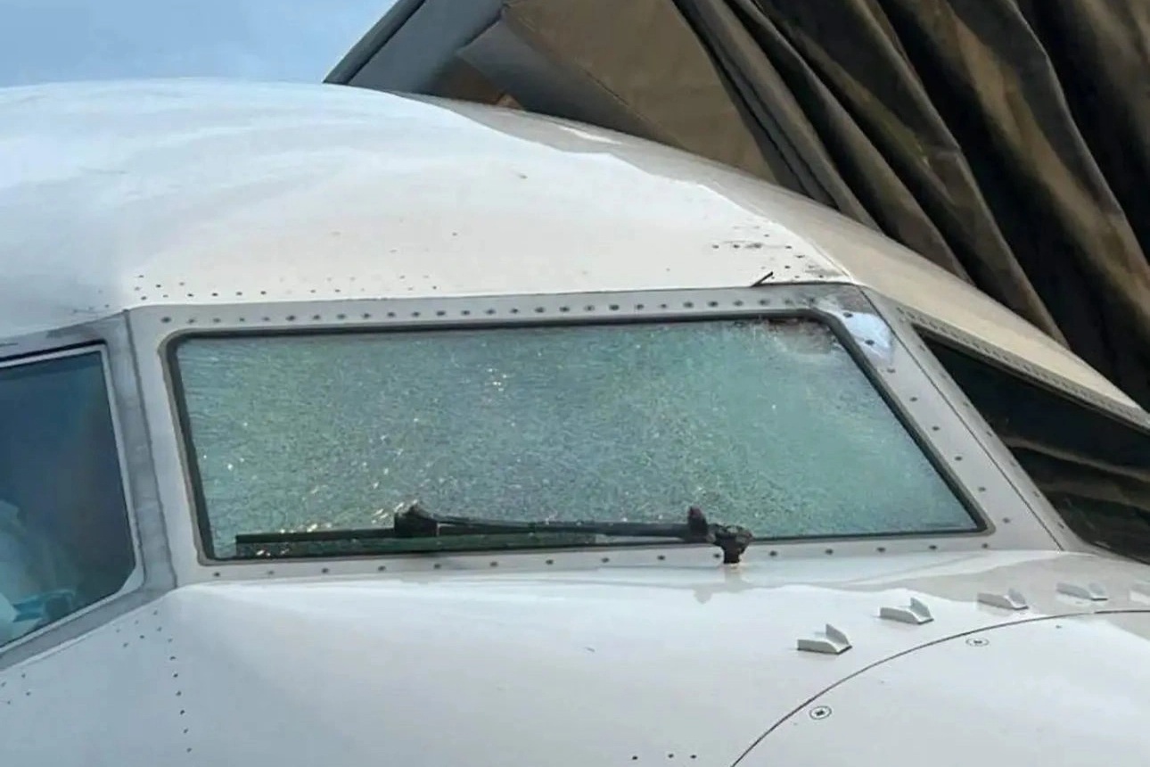 Vật thể bí ẩn lao vào buồng lái máy bay Mỹ chở 140 người