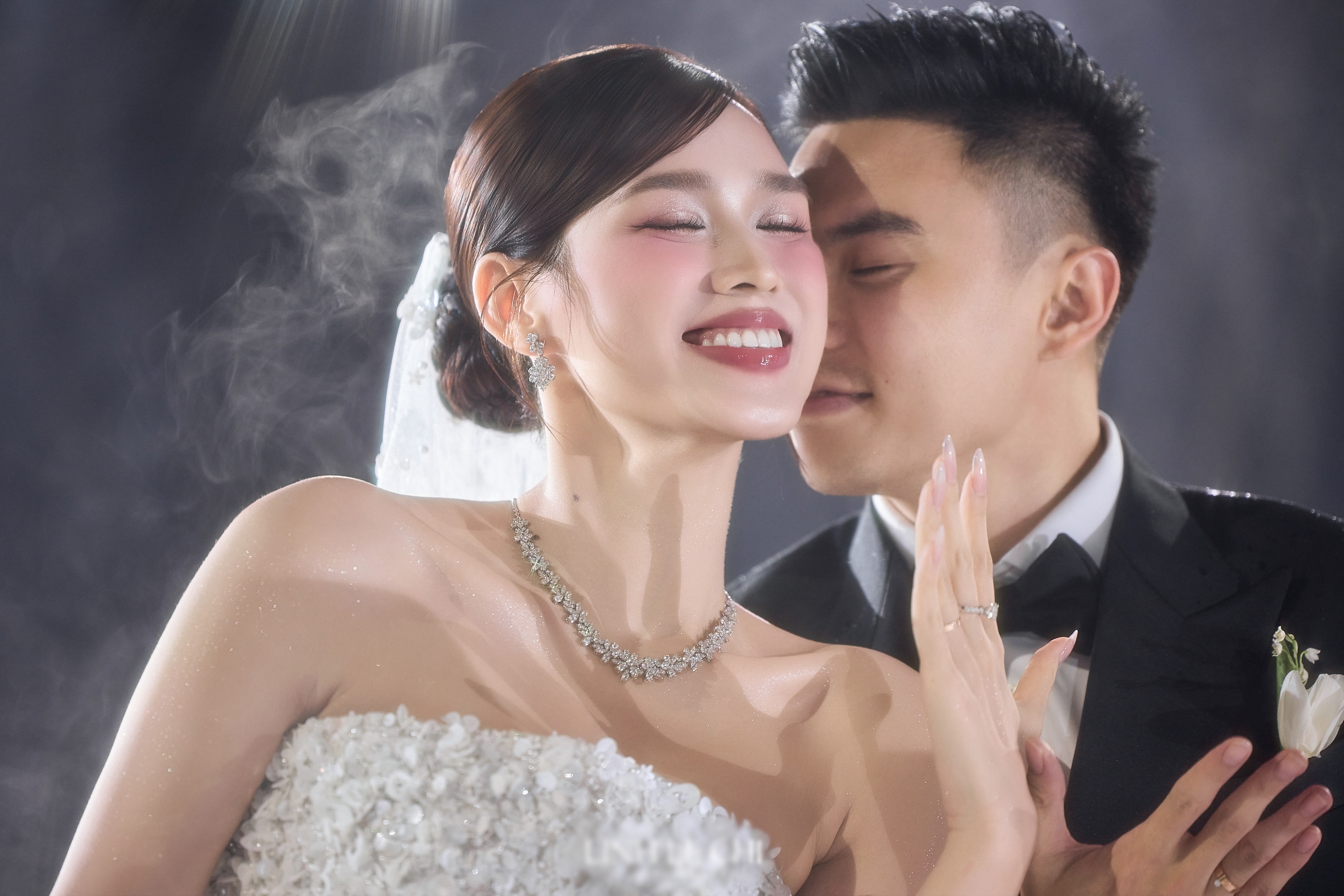 Lễ cưới Đỗ Thị Hà: Không gian 2.300m2, khoảnh khắc tình tứ gây chú ý