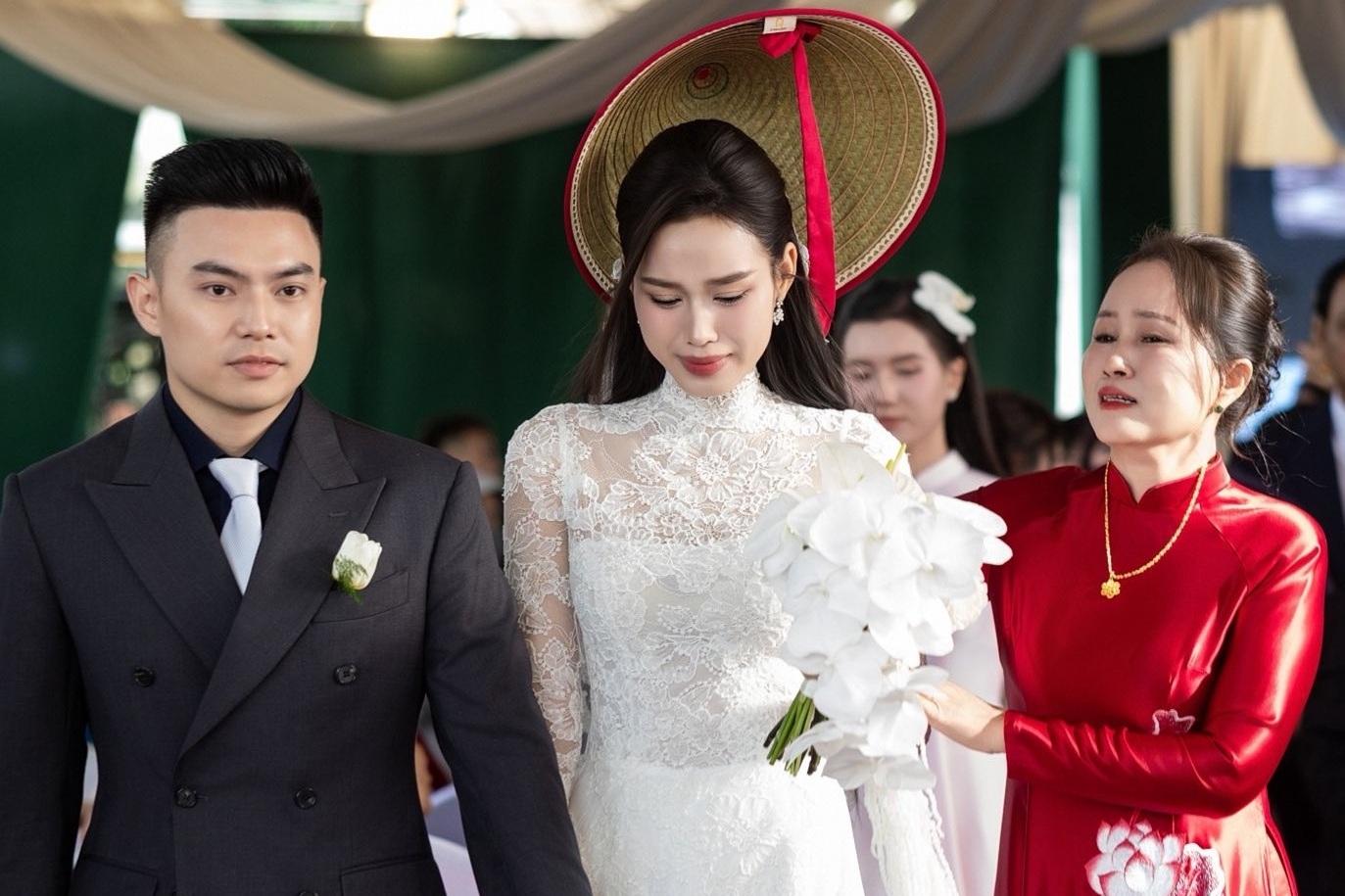 Hoa hậu Đỗ Thị Hà lên xe hoa về Quảng Trị, bố chú rể phát biểu xúc động