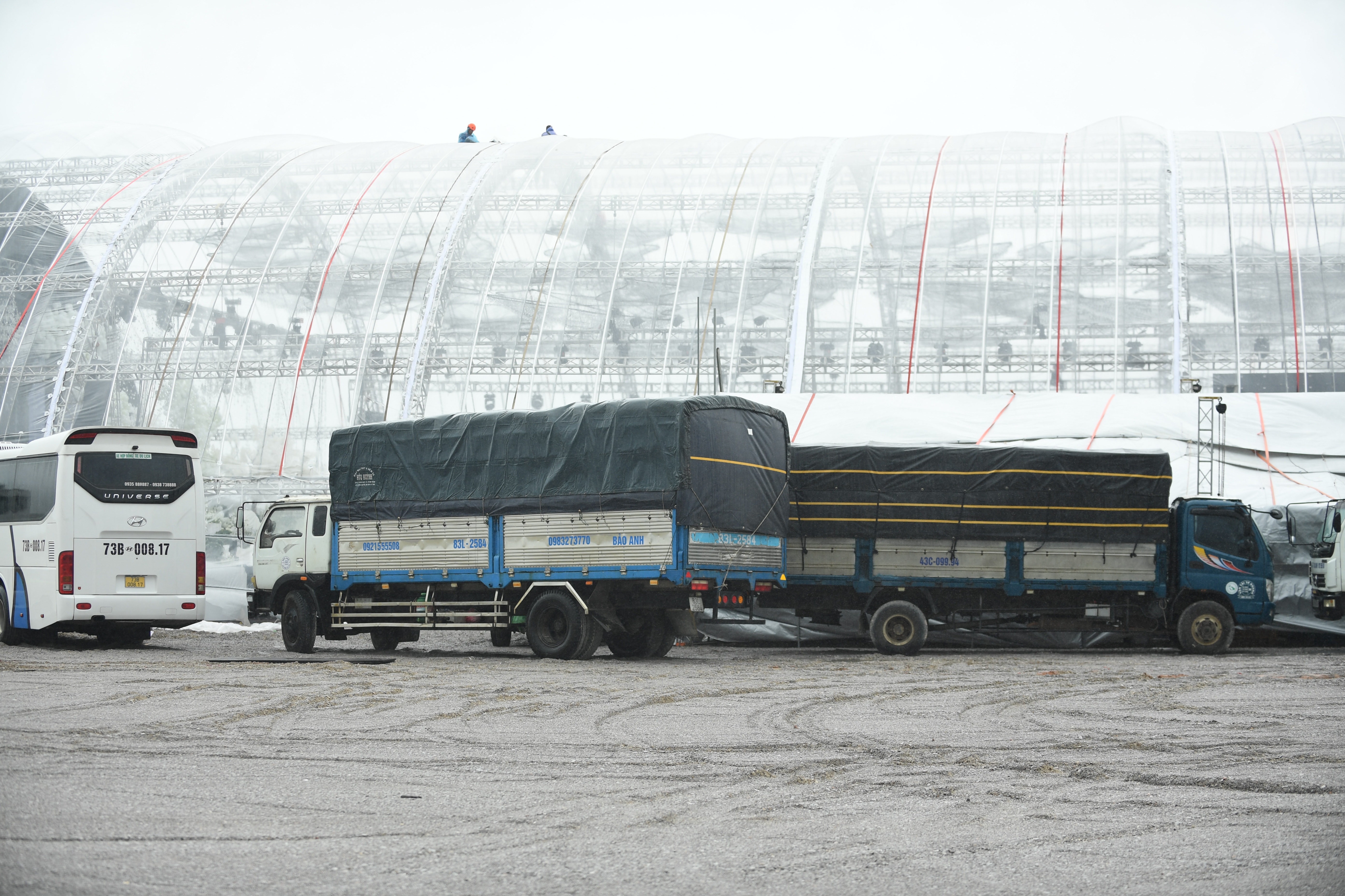 Lễ cưới Hoa hậu Đỗ Thị Hà ở Quảng Trị sử dụng hàng chục xe tải chắn gió bão