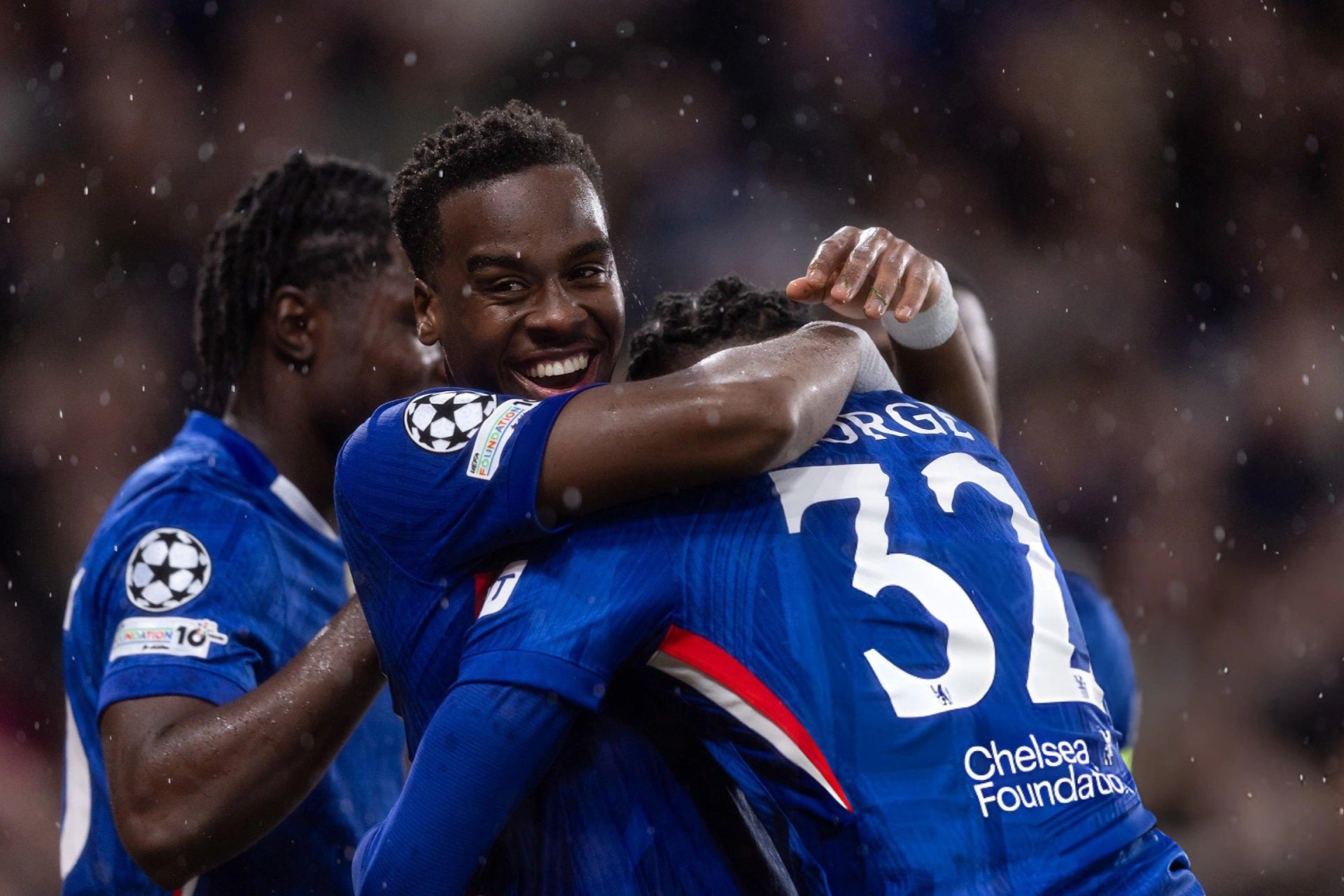 Ba "sao mai" tỏa sáng, Chelsea vùi dập Ajax 5-1