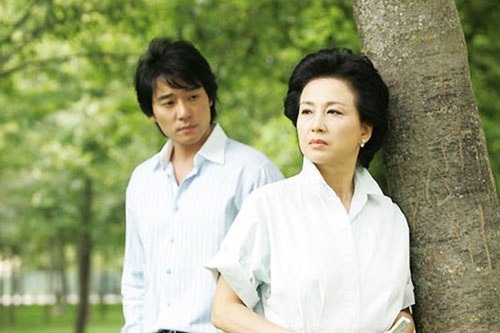 Ngày giỗ bố, mẹ kế đặt một chiếc phong bì trên bàn thờ khiến tôi sửng sốt