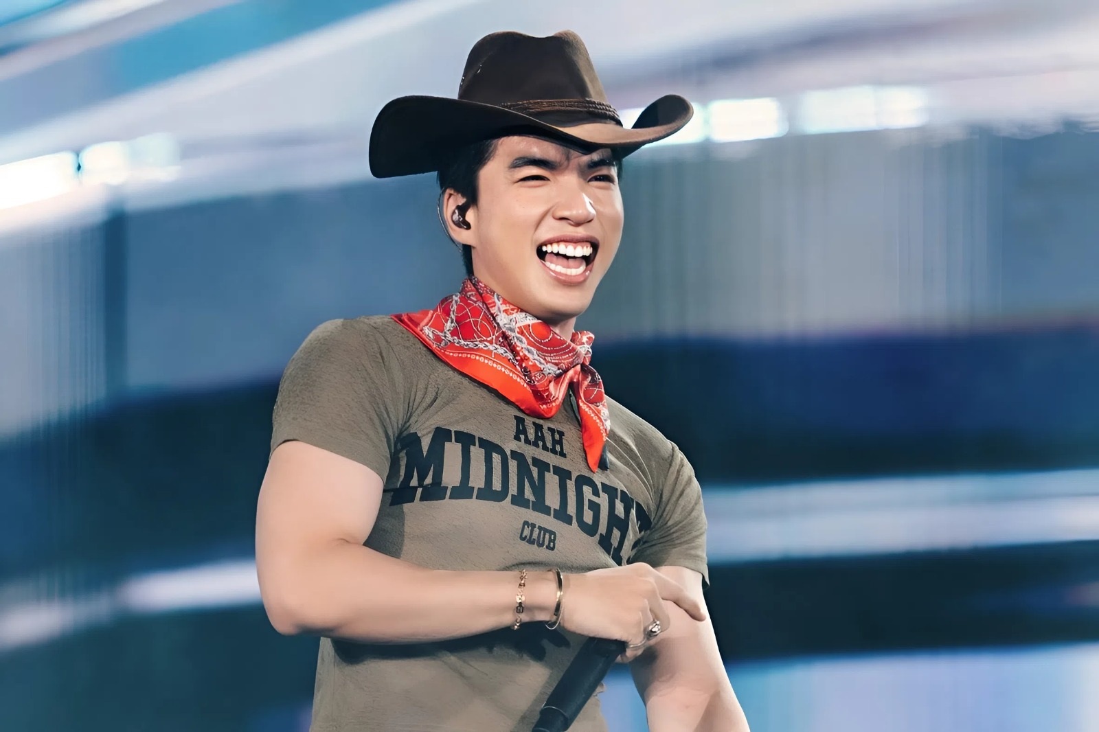 HIEUTHUHAI lên tiếng khi bài "Trình" vướng tranh cãi cổ xúy tệ nạn xã hội