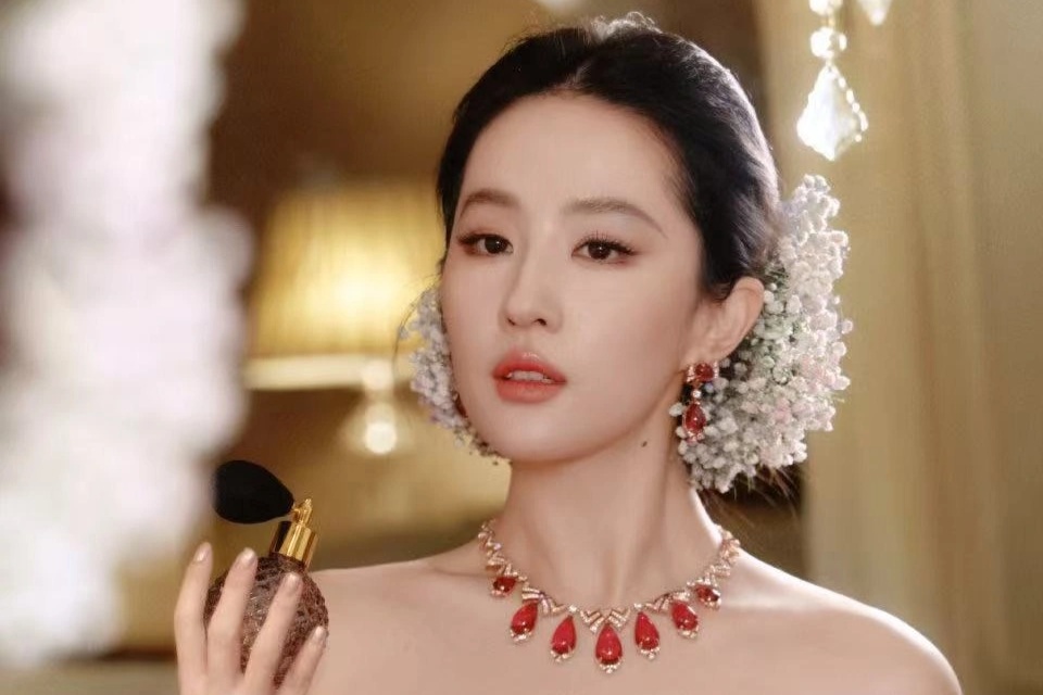 Pha xử lý sự cố tinh tế của Lưu Diệc Phi trên thảm đỏ