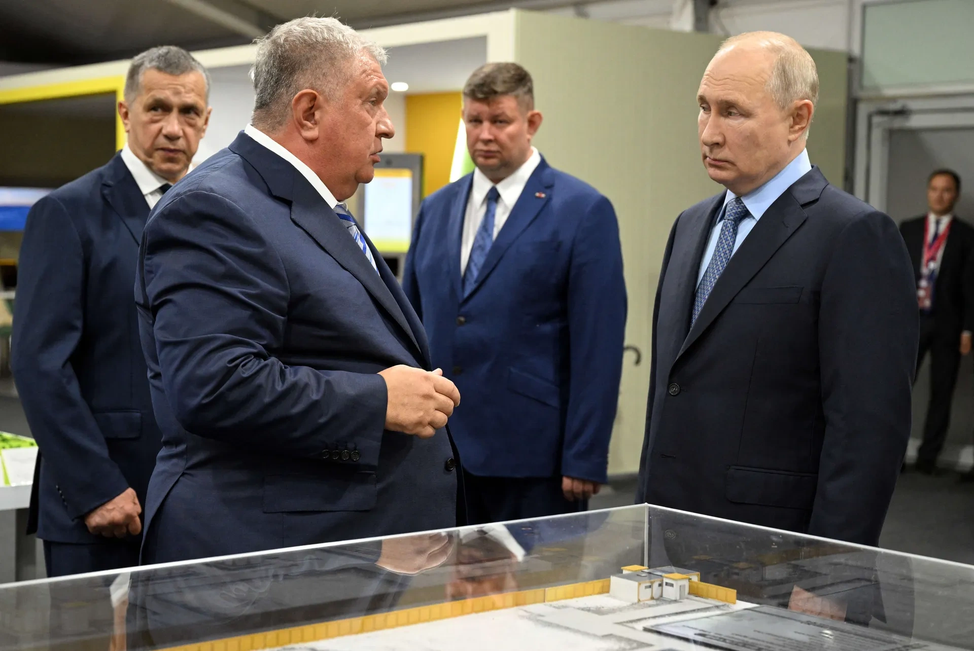 Tổng thống Trump giữ "mọi quân bài" giúp tháo ngòi xung đột Ukraine?