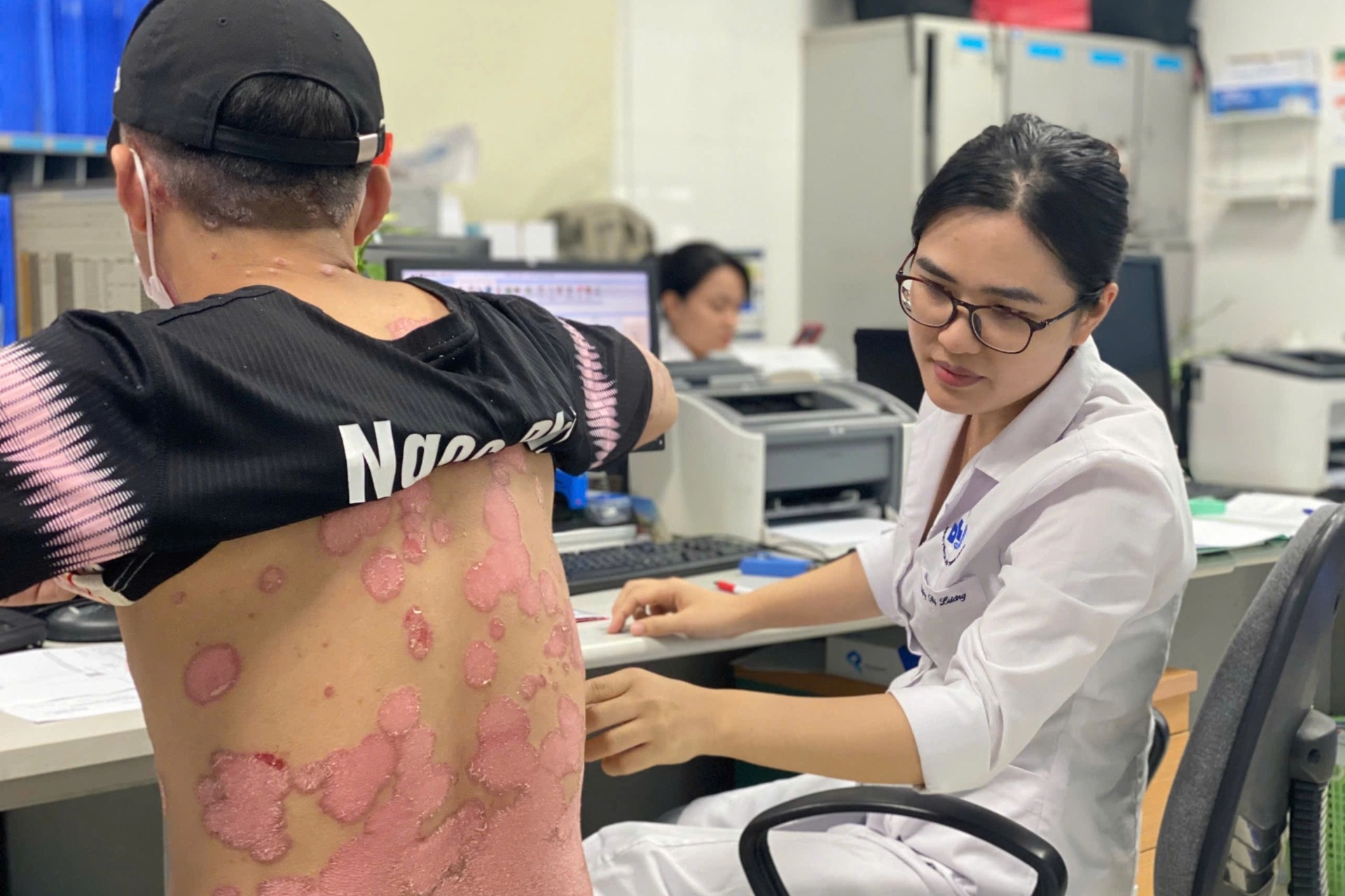 2 triệu người Việt mắc căn bệnh bong tróc da toàn thân