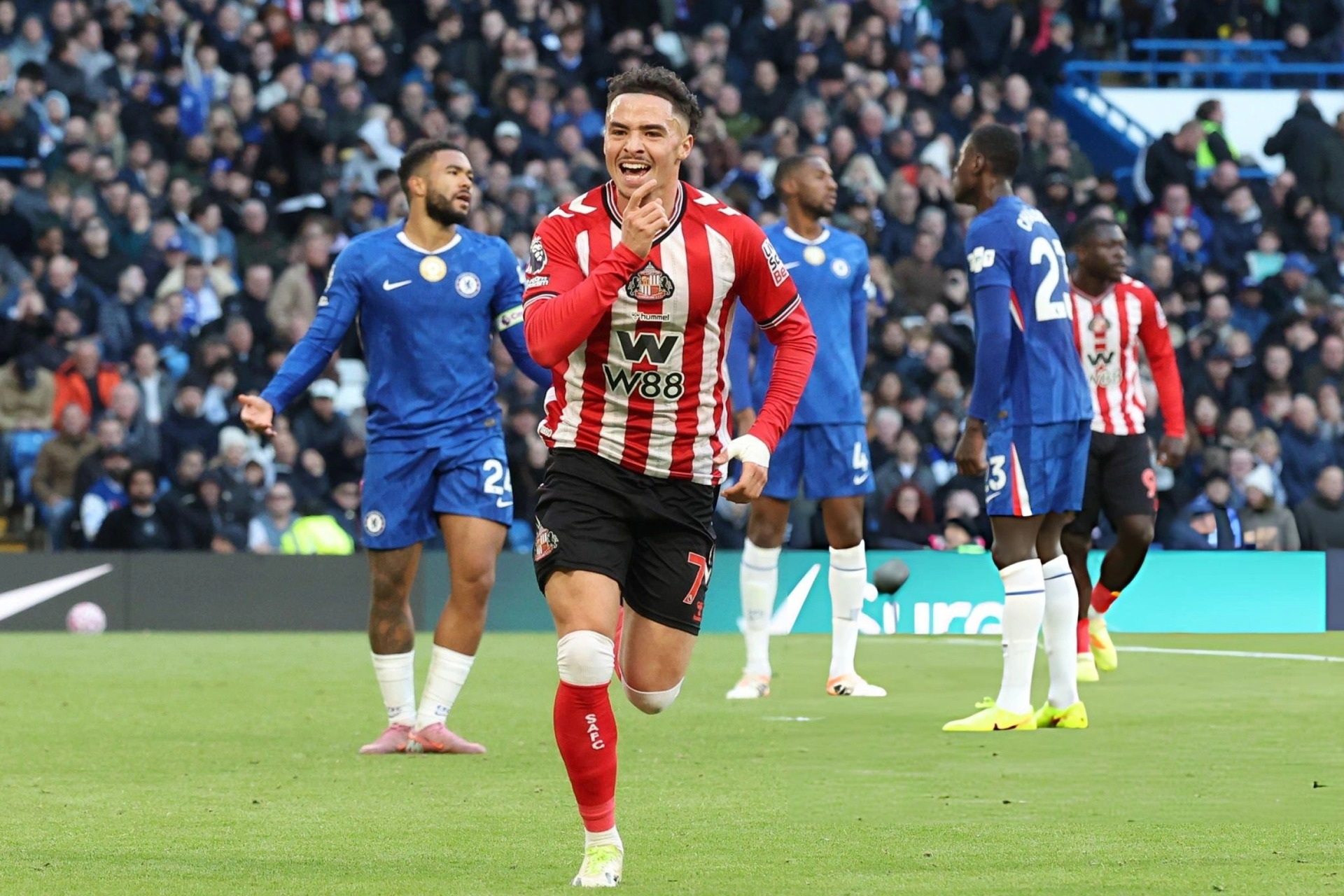 Chelsea thua sốc trên sân nhà, Sunderland leo lên nhì bảng