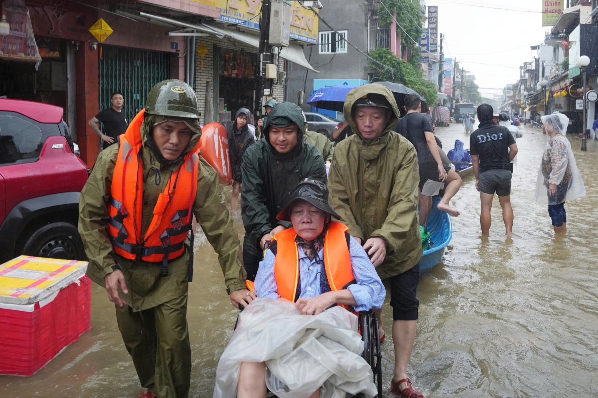 Chủ tịch thành phố Huế trực tiếp đến bệnh viện hỗ trợ bệnh nhân "chạy lũ"