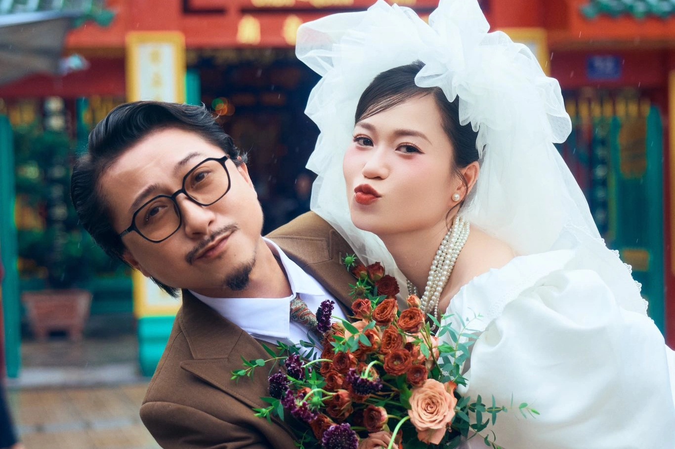 Vì sao Lâm Vỹ Dạ yêu cầu Hứa Minh Đạt "phải hôn nhau khi ra khỏi nhà"?