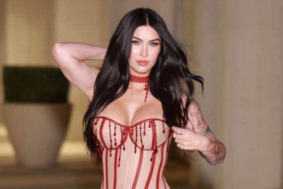 Dáng vóc quyến rũ của biểu tượng gợi cảm Megan Fox sau 4 lần sinh nở