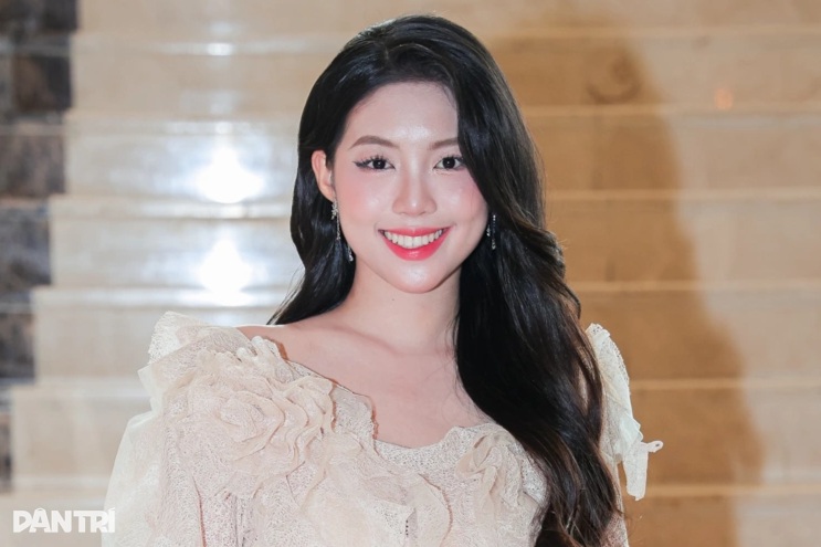 Á hậu Châu Anh trở lại thảm đỏ đầy quyến rũ sau khi được thăng hàm Trung úy