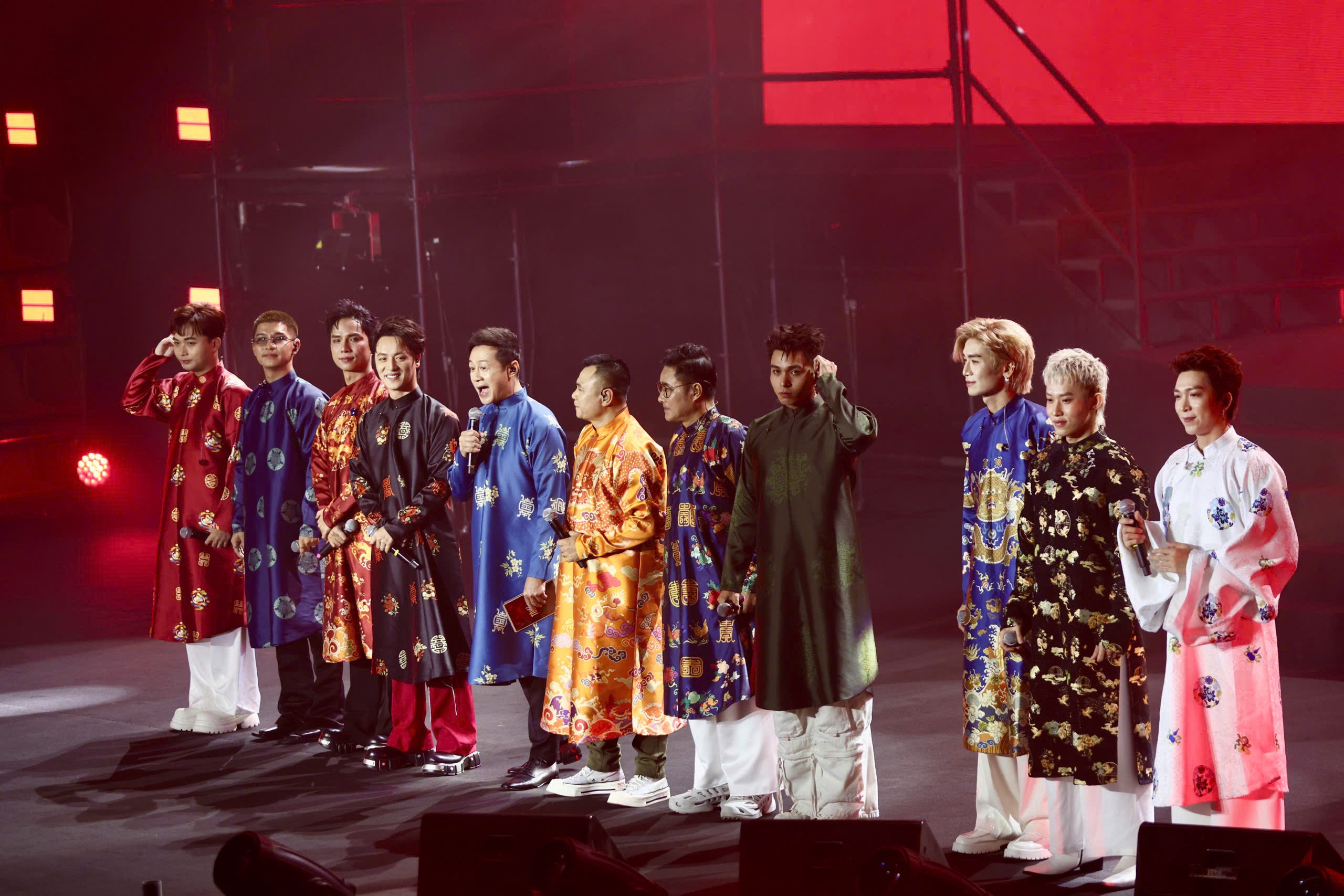 Tôi! Người Việt Nam: "Gia tộc Anh tài" diện áo dài, mở màn đầy cảm xúc