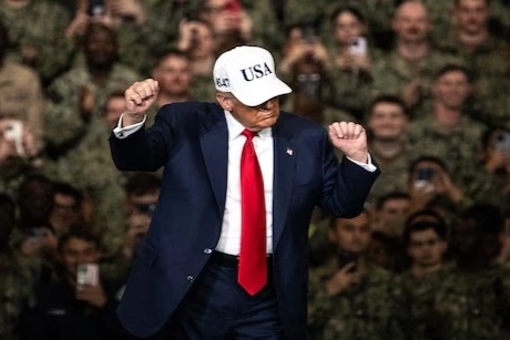 Tổng thống Trump nhảy cùng lính Mỹ trên tàu sân bay ở Nhật Bản