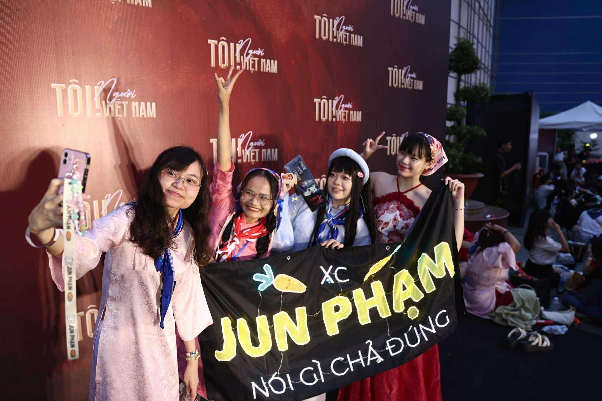 Tôi! Người Việt Nam: Khán giả xếp hàng, sẵn sàng bùng nổ cùng 25 "anh tài"