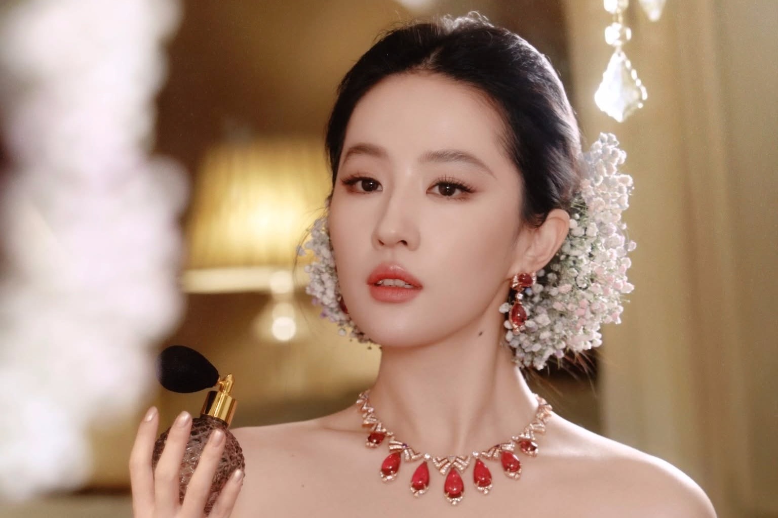 Lưu Diệc Phi gây sốt với kiểu tóc cài hoa baby, xứng danh bà hoàng xu hướng