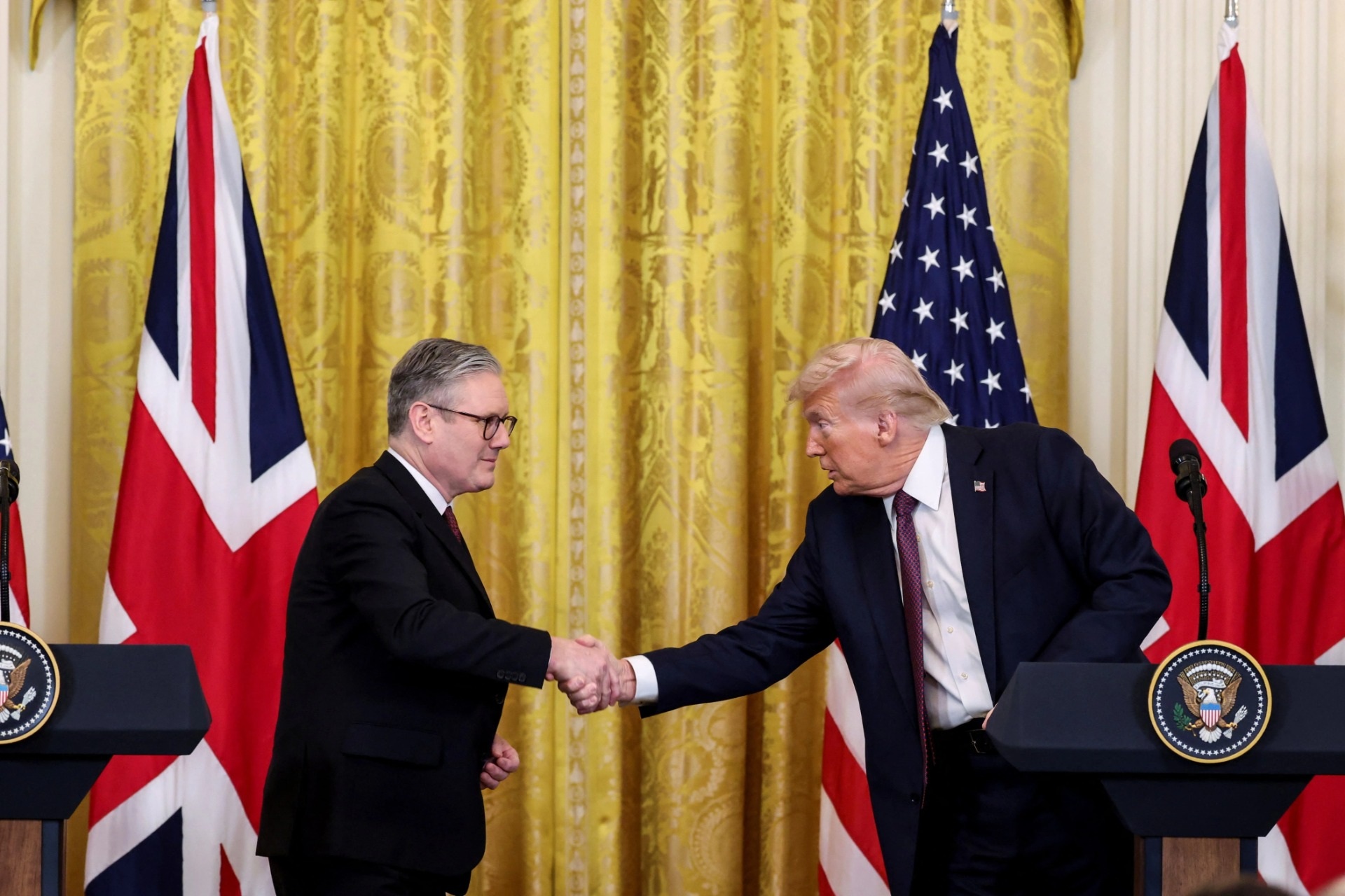 Thủ tướng Anh bỏ tiền túi để giữ lại dây chuyền tặng của Tổng thống Mỹ