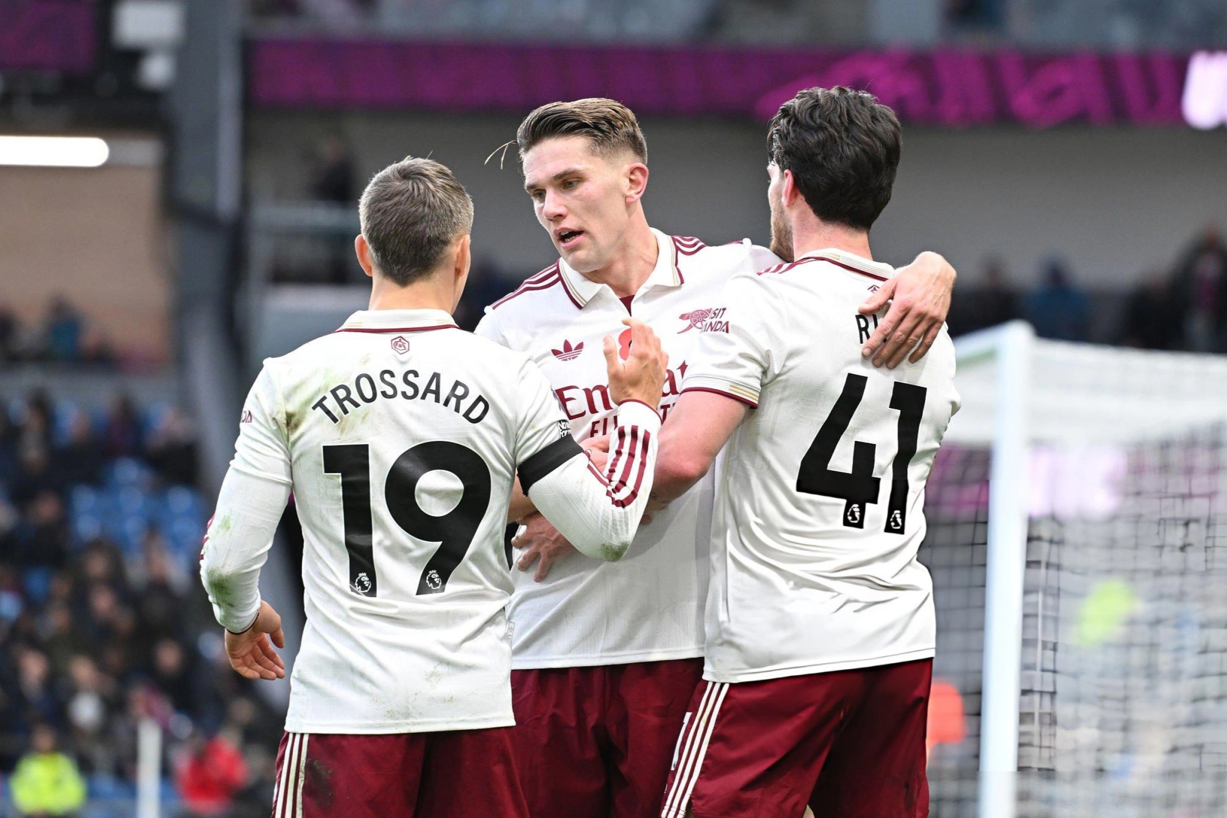 Arsenal dễ dàng hạ Burnley, củng cố ngôi đầu Ngoại hạng Anh