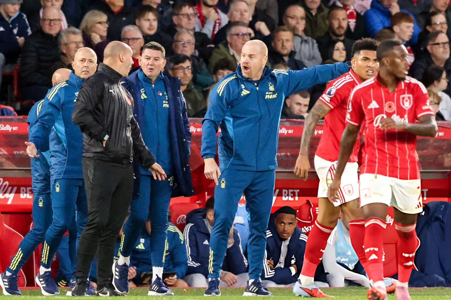 HLV Dyche phẫn nộ vì bàn thắng của Man Utd, yêu cầu thay đổi VAR