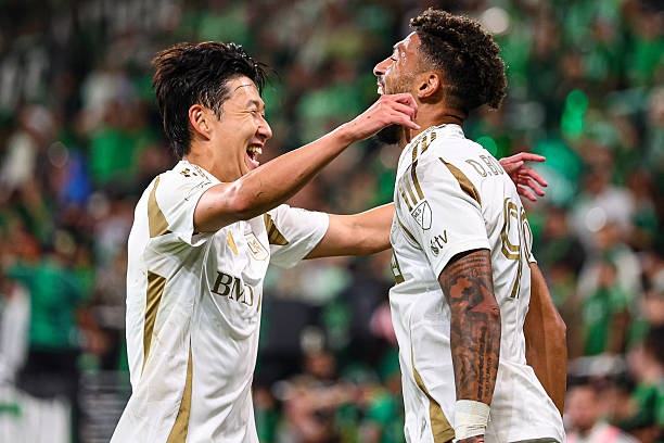 Son Heung Min ghi bàn như máy, giúp đội nhà giành vé đi tiếp