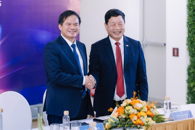 Giám đốc Bệnh viện Bạch Mai kể về cảnh ký một tạ giấy mỗi ngày