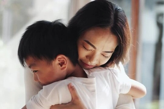 Con trai ôm khư khư chiếc hộp bạc, tôi bật khóc khi biết bí mật bên trong