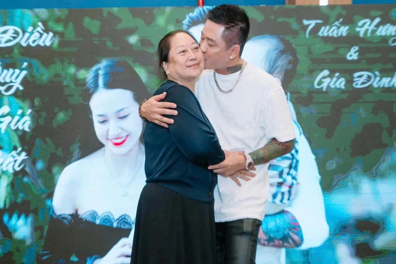 Tuấn Hưng phải hủy show ở châu Âu, về Việt Nam vì mẹ ốm nặng