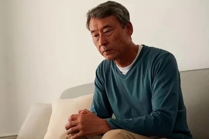 Gặp con nhà hàng xóm, tôi xấu hổ chỉ dám cúi đầu suốt 30 năm