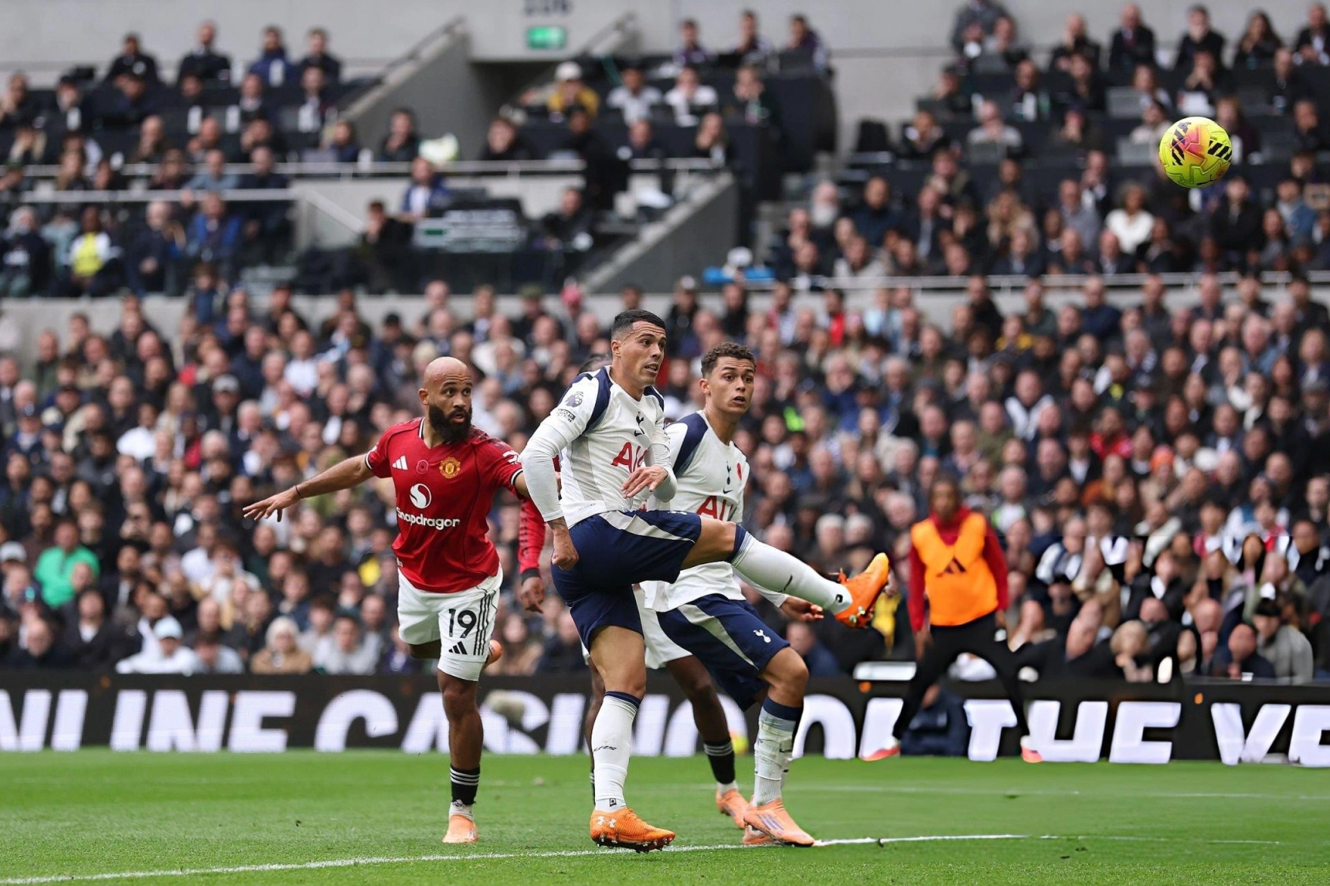 Tottenham 0-1 Man Utd (hết hiệp 1): Mbeumo mở tỷ số