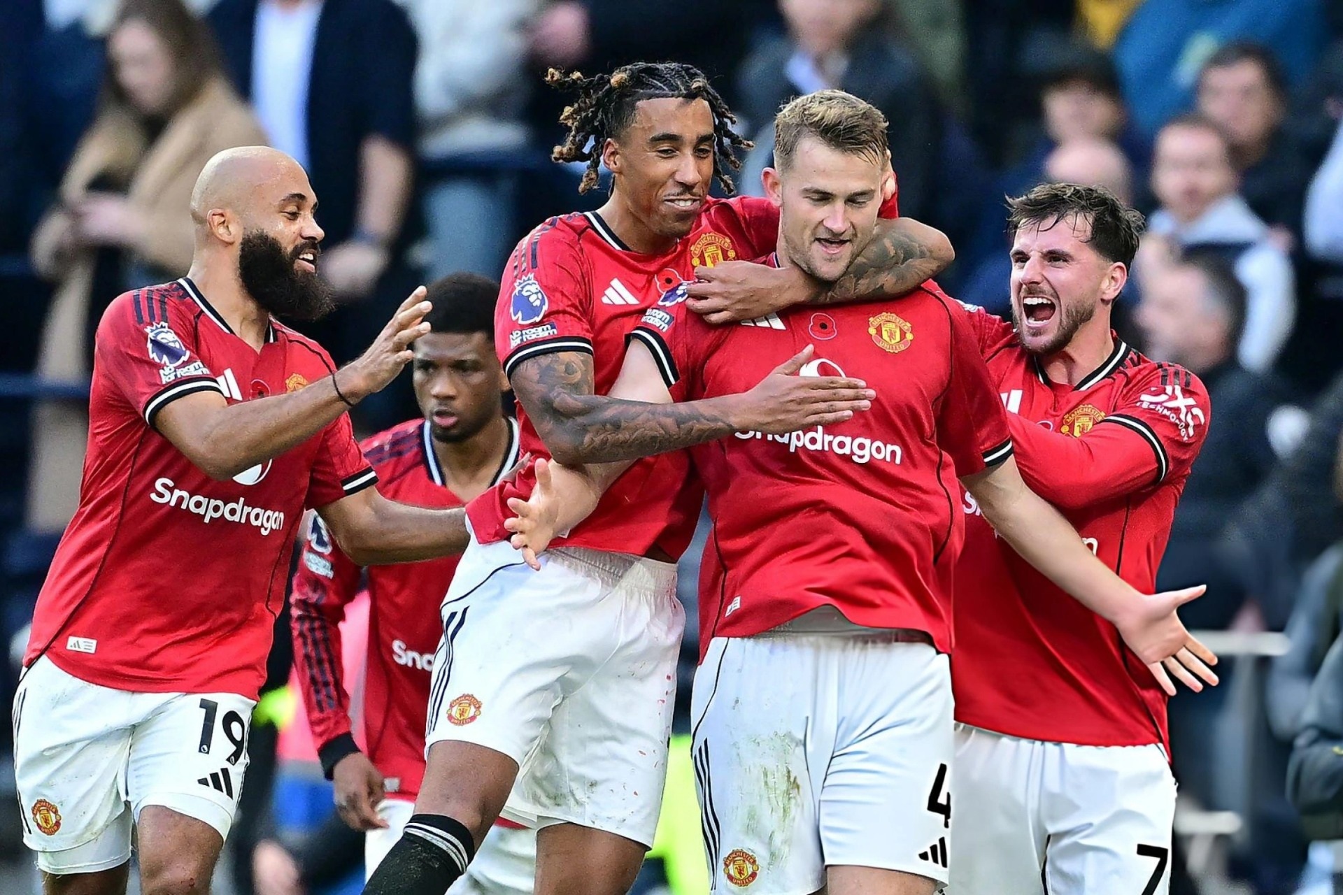 Man Utd hòa kịch tính với Tottenham nhờ bàn gỡ ở phút cuối