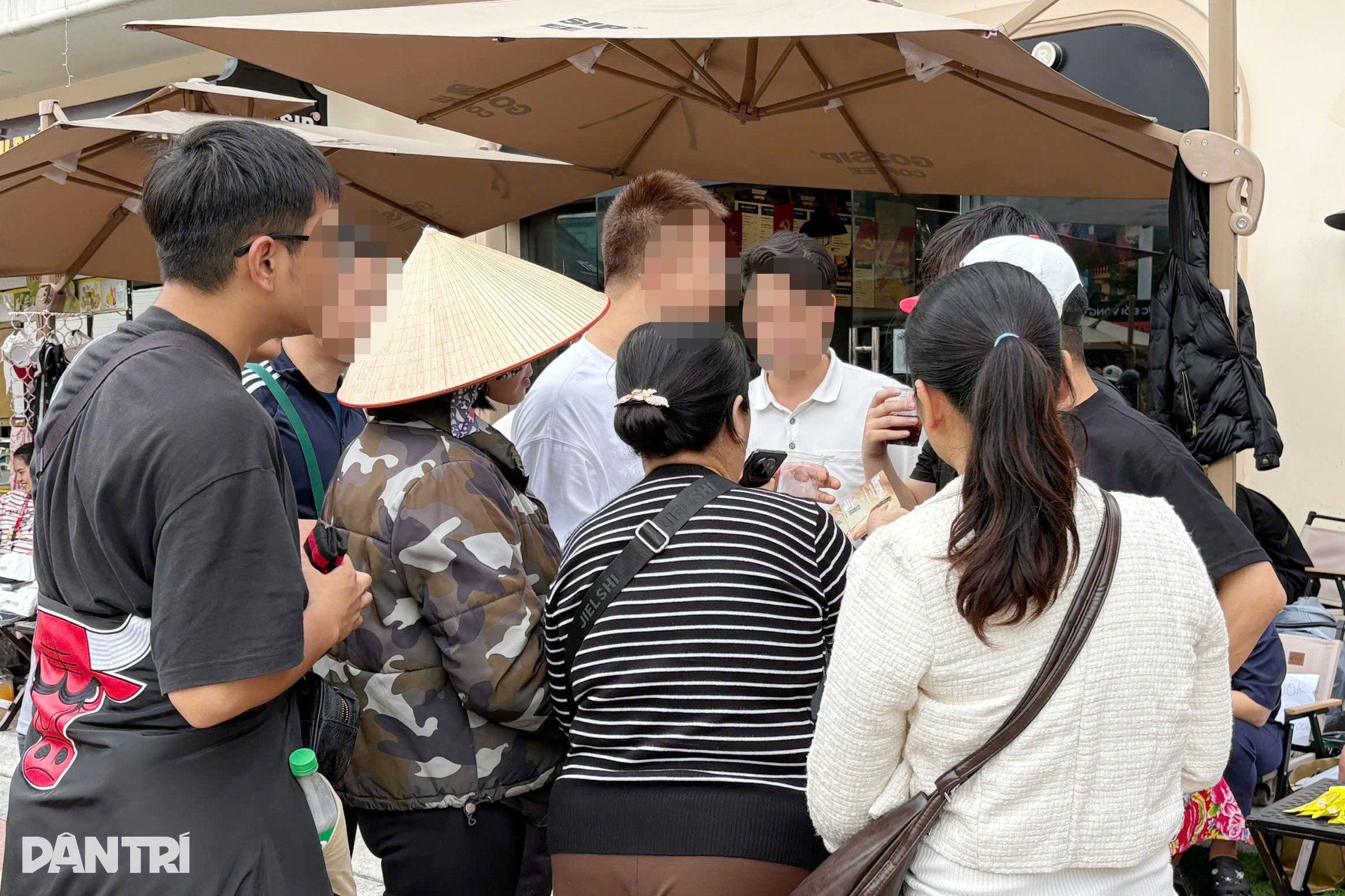 “Phe vé” show G-Dragon chèo kéo khách, hét giá chênh tiền triệu