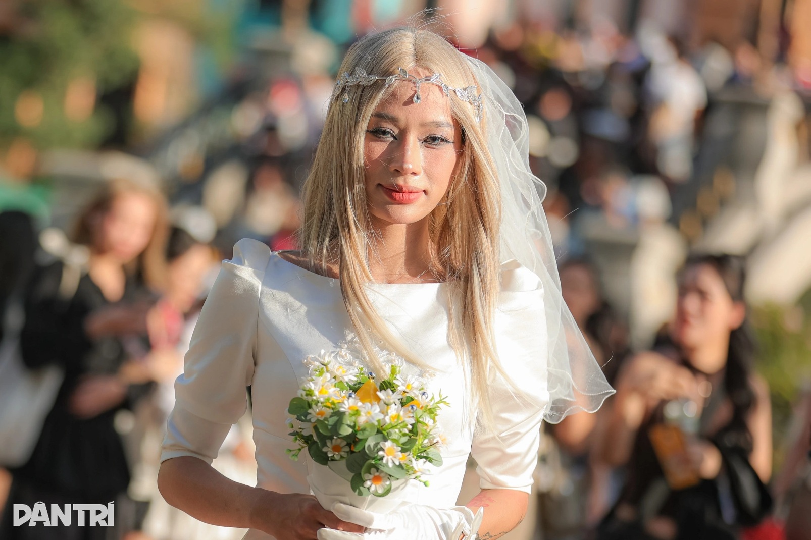 Fan mặc váy cô dâu đi gặp G-Dragon tại đêm nhạc ở Hưng Yên