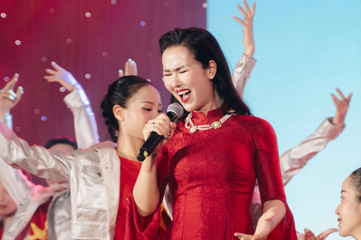 Võ Hạ Trâm: "Chồng Ấn Độ gánh việc nhà, xúc động khi tôi hát về bão lũ"