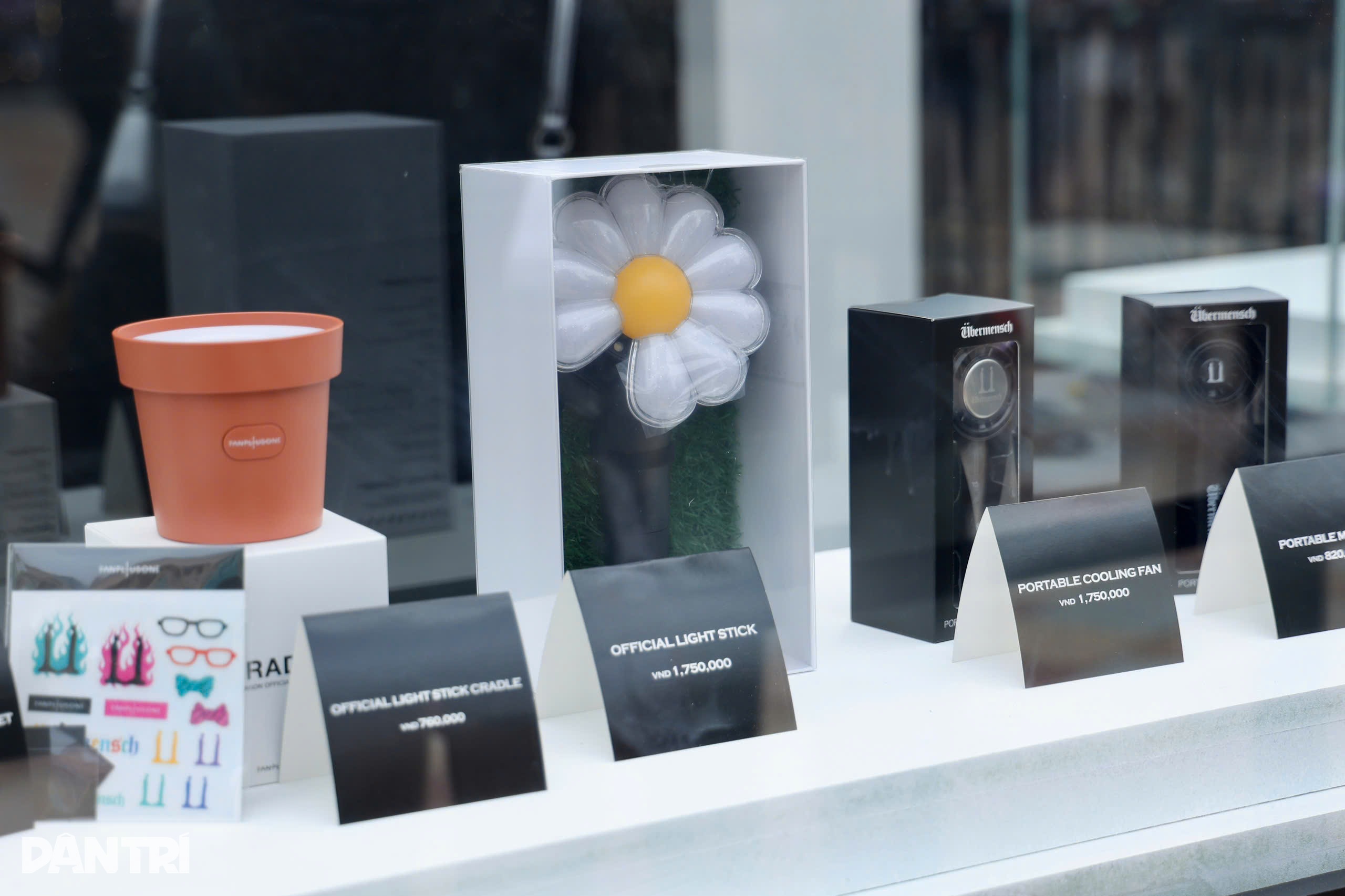 Đèn hoa cúc G-Dragon bị làm giả, rao bán ngay tại show bằng 1/4 giá gốc