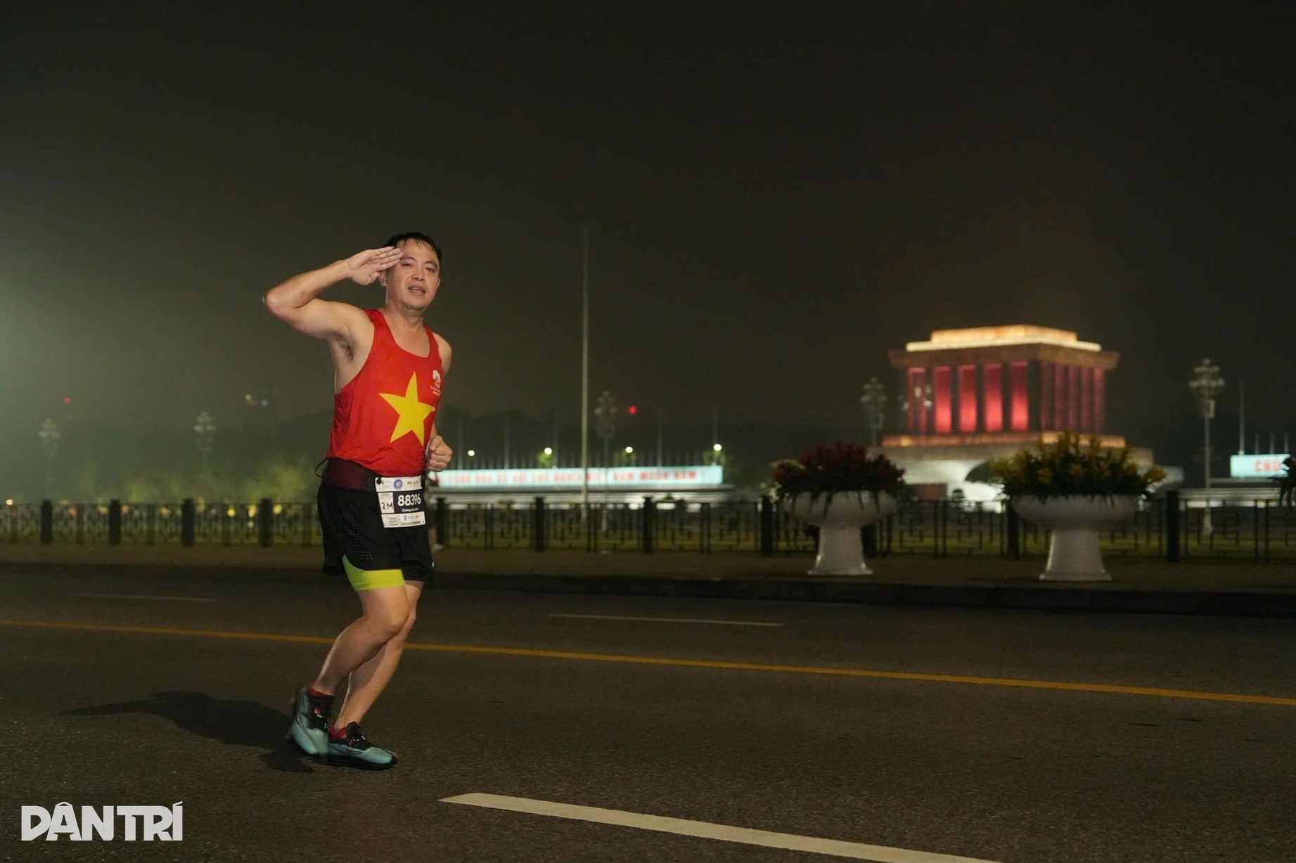 Hình ảnh ấn tượng tại giải Standard Chartered Marathon Di sản Hà Nội 2025