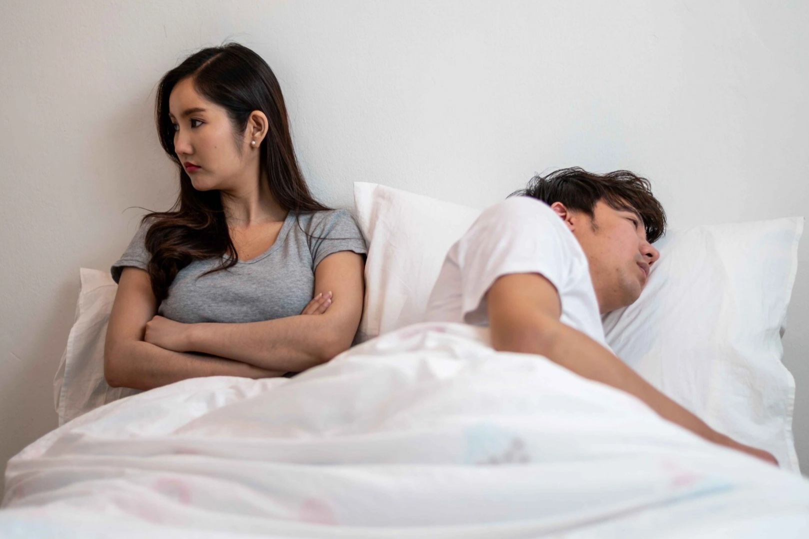 Từ ngày vợ vui vẻ đi họp về, tôi mất ăn mất ngủ triền miên