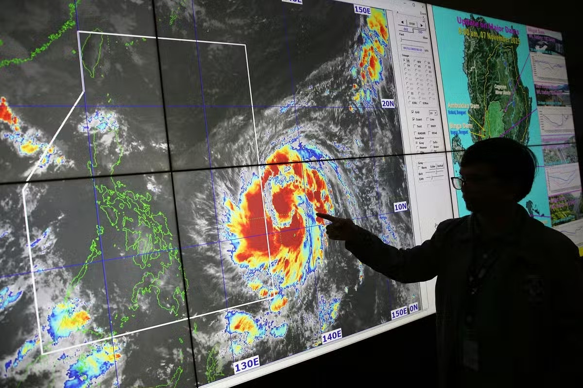 Phượng hoàng mạnh lên thành siêu bão, Philippines cảnh báo đỏ