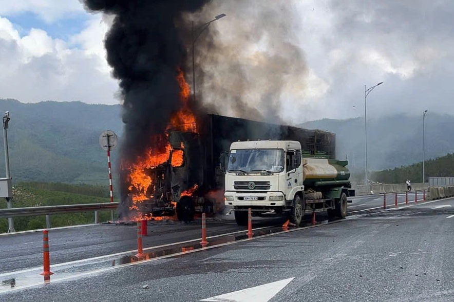 Xe đầu kéo bất ngờ bốc cháy trên cao tốc
