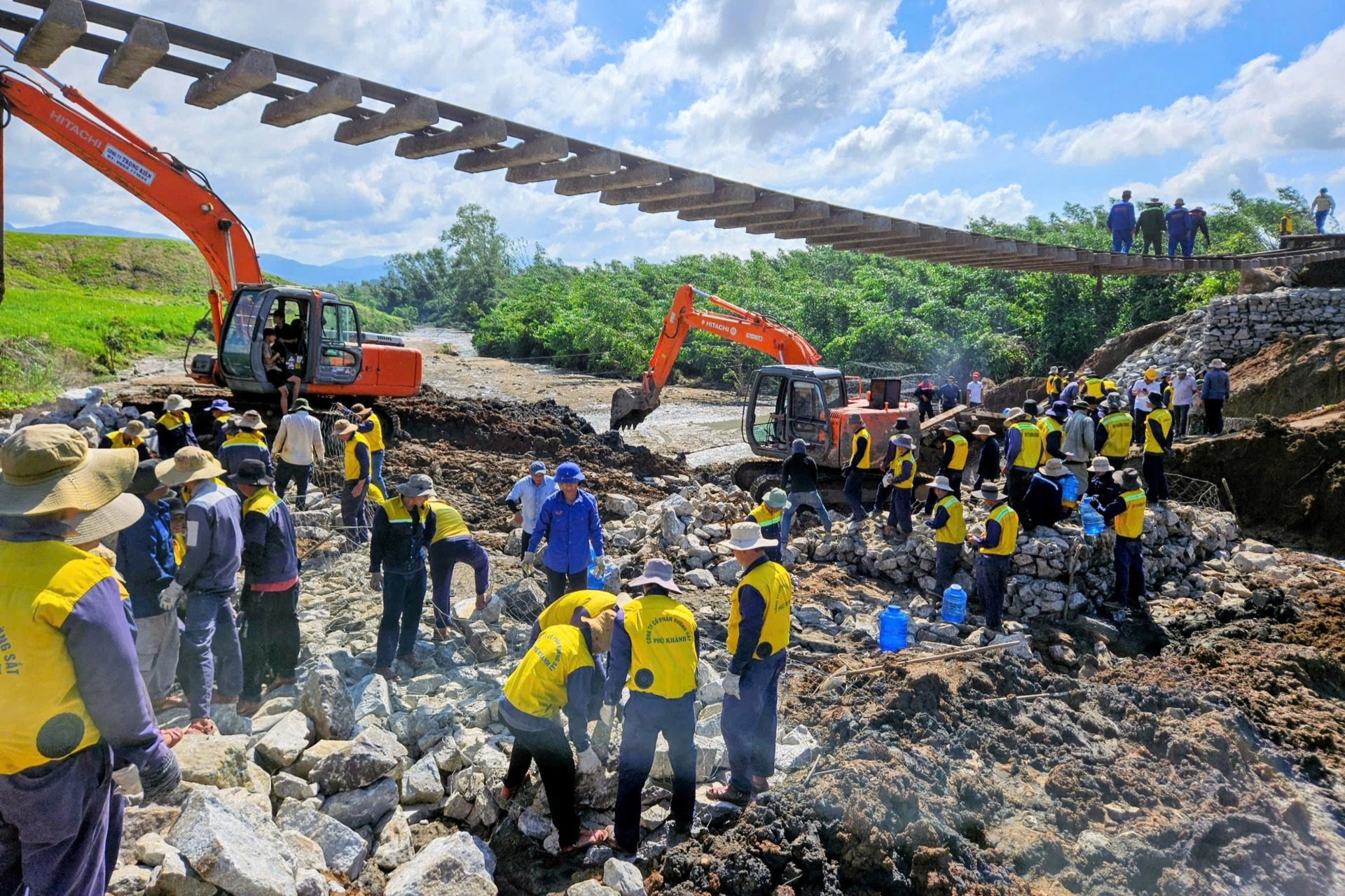 Đường ray sạt lở sâu 9m, ngành đường sắt ngừng chạy 45 chuyến tàu