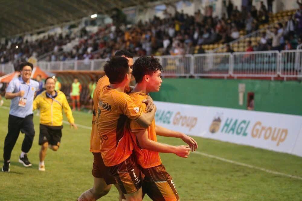 Trung vệ cao 1m95 ghi bàn, HAGL hòa kịch tính CLB Thanh Hóa